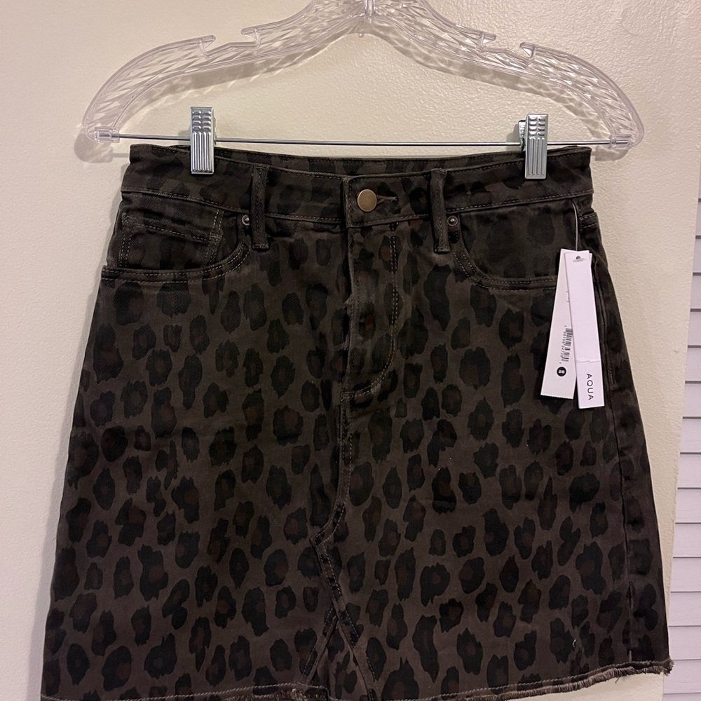Brand new Aqua skirt from Bloomingdale’s. Tags on, size 26.